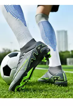 Sapatos de futebol ultraleves antiderrapantes interiores para homens, grampos profissionais, treinamento de grama, tênis original, botas de futebol na internet