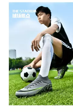 Sapatos de futebol ultraleves antiderrapantes interiores para homens, grampos profissionais, treinamento de grama, tênis original, botas de futebol - loja online