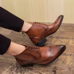 Botas de Chelsea de slip-on masculino, botas de motocross masculinas, sapatos altos, dedo apontado, renda, marca de luxo, ao ar livre, moda, 2024 - comprar online