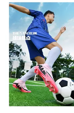 Sapatos de futebol ultraleves antiderrapantes interiores para homens, grampos profissionais, treinamento de grama, tênis original, botas de futebol na internet