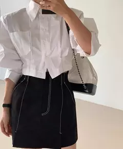 Camisa curta versátil e solta para mulher, nicho Design Sense, alça traseira oca, outono - comprar online