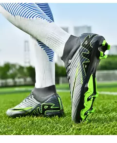 Sapatos de futebol ultraleves antiderrapantes interiores para homens, grampos profissionais, treinamento de grama, tênis original, botas de futebol - Wolf Magazine