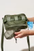 Riñonera verde militar Poop-Bag Simona con dispensador de bolsas plásticas azules y malla para llevar accesorios de paseo para perros