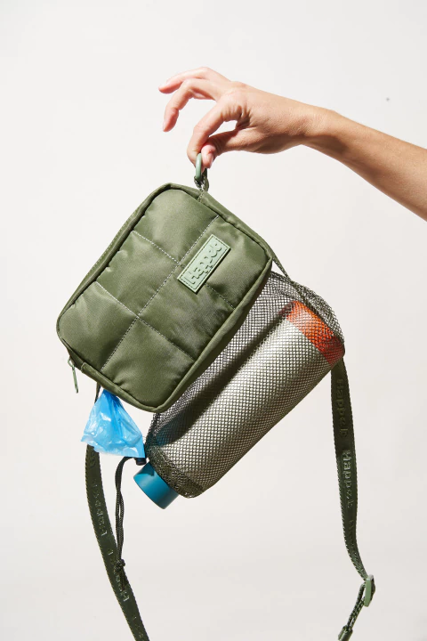 Riñonera verde para paseo de perro con dispensador de bolsas para residuos y porta botella extensible. Correa manos libres