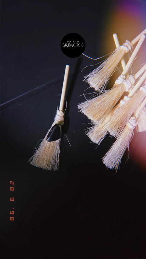 Mini Vassoura com turmalina • Bruxa - comprar online