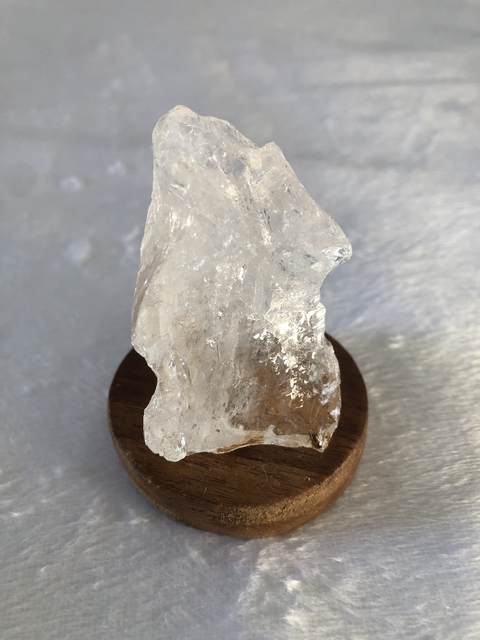 Quartzo Transparente na Base de Madeira