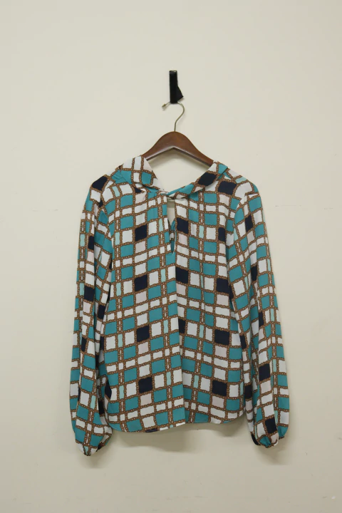 BLUSA SOCIAL FEMININA ESTAMPADA DETALHE DE NÓ NA GOLA - A COLLECTION - comprar online