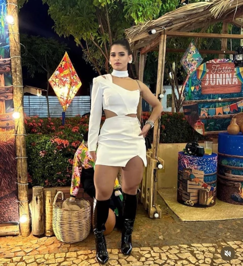 Vestido Curto Com Aberturas Laterais/ Manga longa