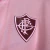 Logotipo do Fluminense em destaque na camisa rosa, edição especial Outubro Rosa 24/25, da Umbro.