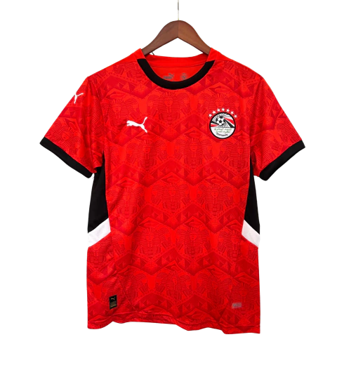 Camisa oficial da Seleção Egito 2025/26 masculina, vermelha com detalhes pretos e brancos, padrão gráfico com símbolos egípcios e logo Puma