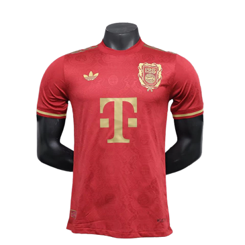 Camisa Bayern 125 Anos vermelha com logo Trefoil dourado e escudo comemorativo 125. Versão Jogador.
