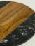 TABLA MARMOL NEGRO Y MADERA MACAEL - Maison Bruné