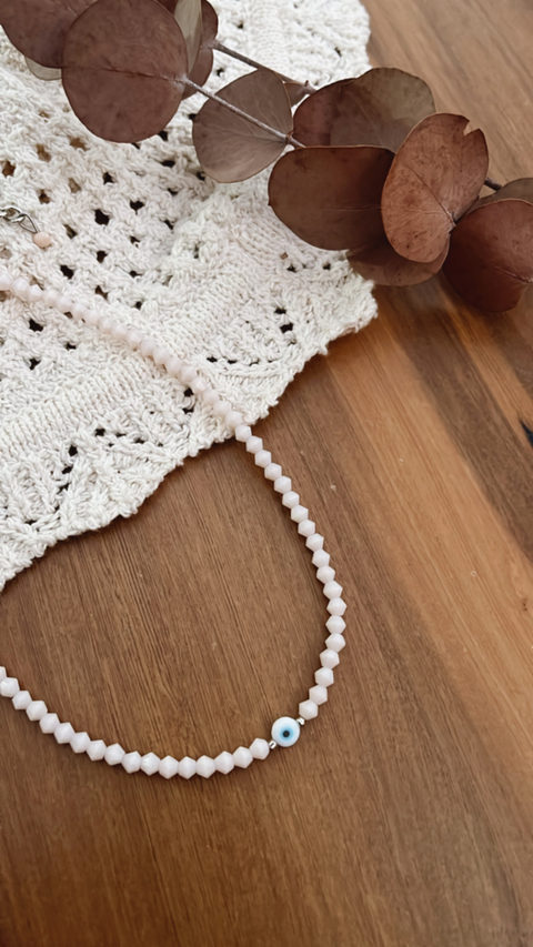 Collar ojito turco crema