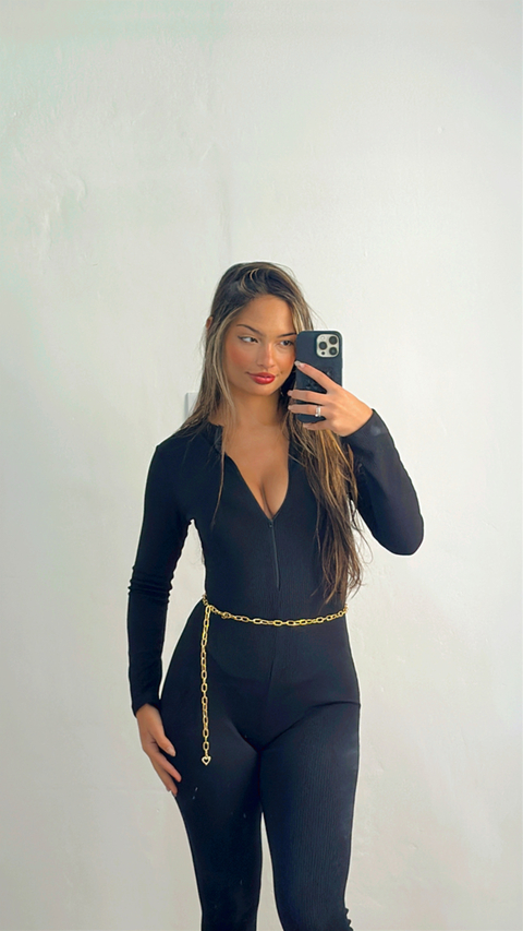 MACACÃO VIRGINIA CANELADO MANGA LONGA PRETO COM ZÍPER