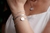 Pulseira Regulável Minimalista Trevo Em Madre perola e fio de zircônias cristais Banho de Ródio Branco na internet