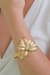 Bracelete Flor Acetinada Detalhe em Pérola Banho de Ouro 18k