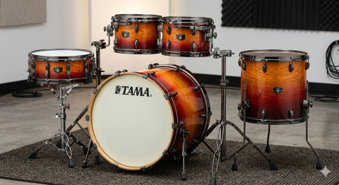 BATERIA TAMA ''SUPERSTAR HYPER-DRIVE MAPLE'' DE 5 PZAS. CAFE' DEGRADADO/AMBAR CON ATRILES