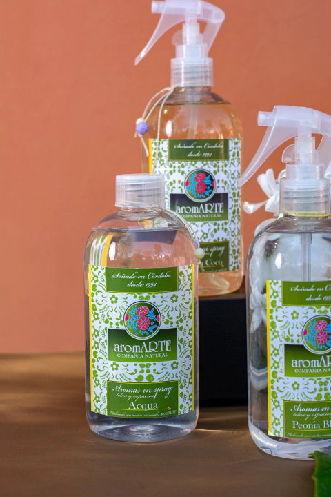 Botellas de aroma en spray de la línea Color de aromARTE, con etiquetas decorativas en verde y blanco.