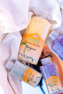 Botellas de sales de baño de la línea spa aromARTE, incluyendo aromas de jazmín, violeta y espumas de baño de color amarillo.