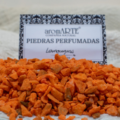 Piedras perfumadas de color naranja con aroma a lemongras, etiqueta de aromARTE, ideales para aromatizar ambientes.
