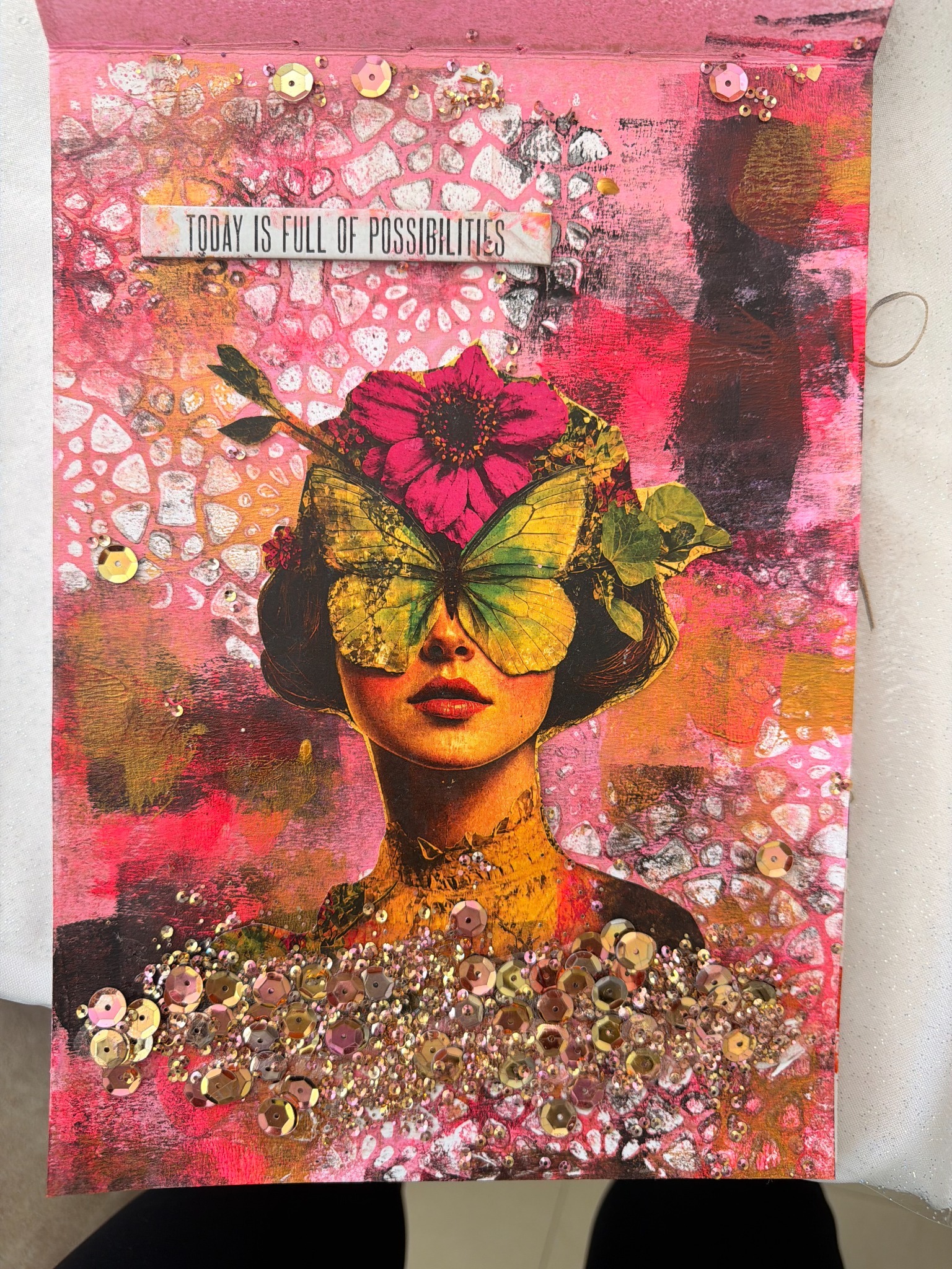 Collage de mujer con mariposa, flores y lentejuelas — trabajo de Jime