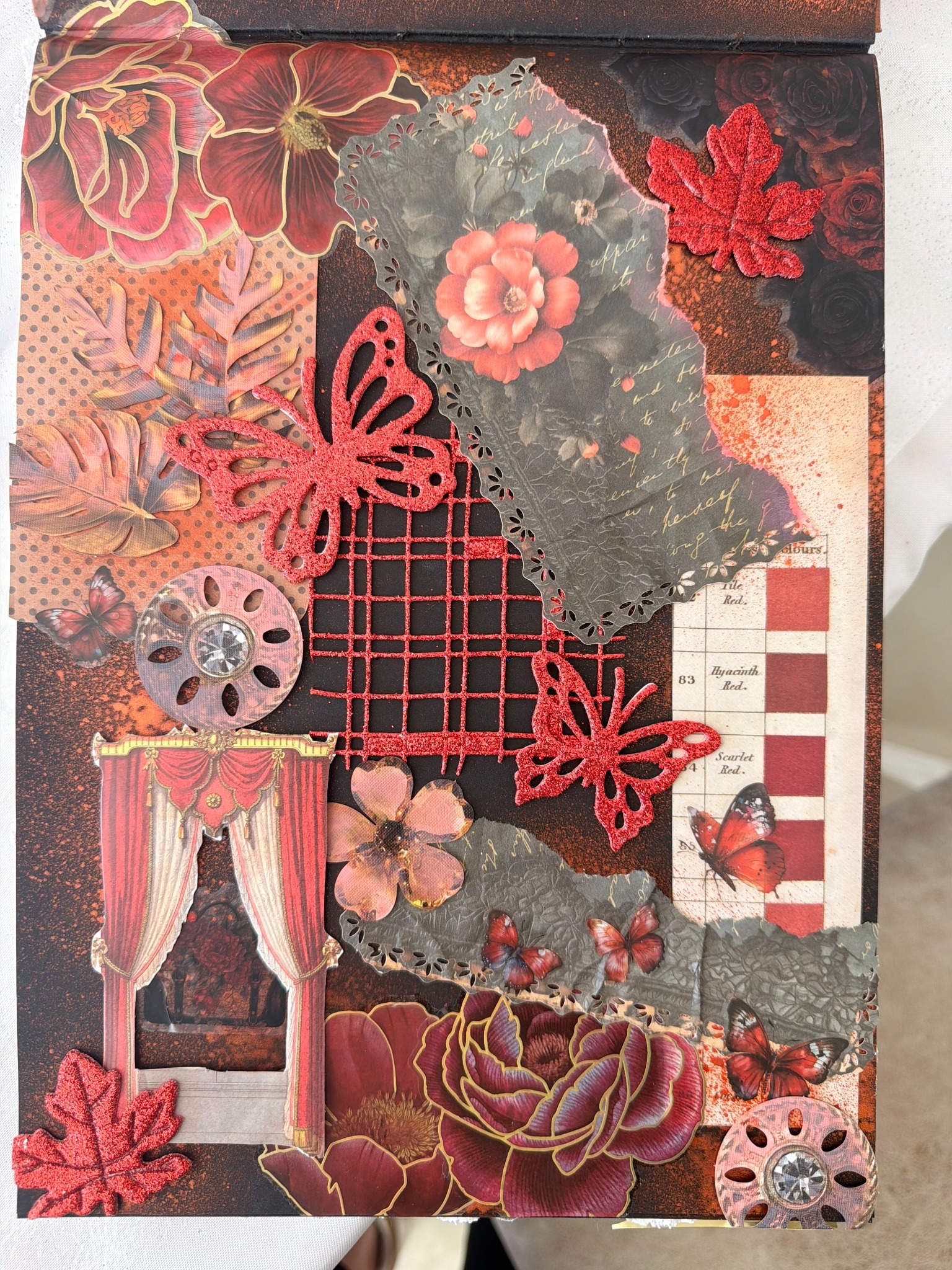 Collage rojo y negro con mariposas — trabajo de Jime