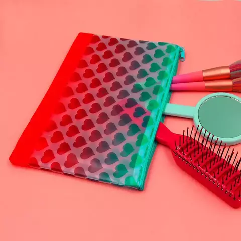 SOBRE DE PLASTICO con cierre "Corazones" 24,5 x 16,5cm