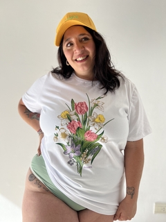 REMERA OVER FLOR - tienda online