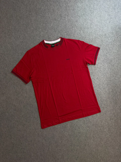 CAMISETA BOSS GOLA E PUNHO RED