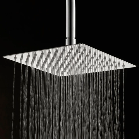 Ducha de teto quadrada de inox 30x30 cm, cromada, com braço redondo PEX, em funcionamento com água caindo.