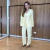 Mulher vestindo conjunto feminino de blazer amarelo e calça, ideal para looks modernos e elegantes.