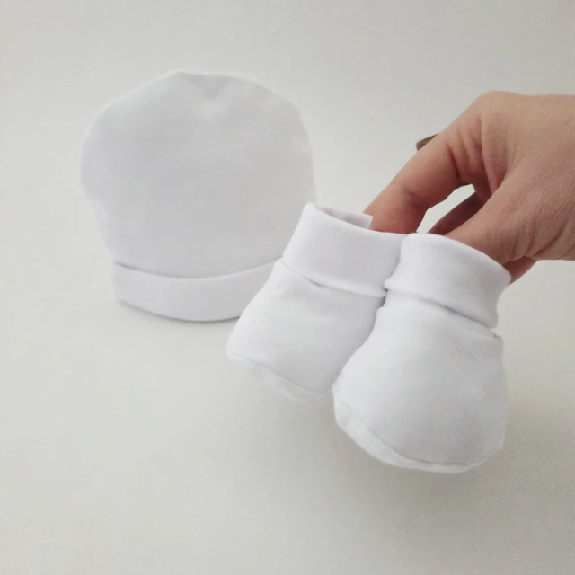 Gorro y escarpin algodón pima blanco