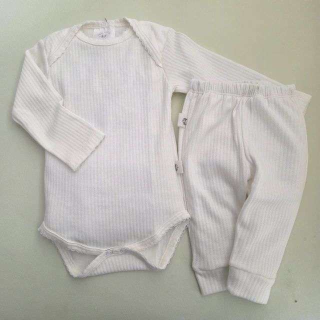 Conjunto body y pantalón algodón vainillado tiza con picot