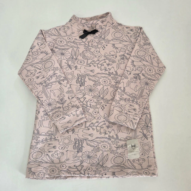 Polera frisa rosa con estampado negro