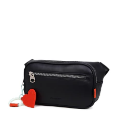 Riñonera negra Oreiro Love de material PU con bolsillo frontal y llavero rojo en forma de corazón