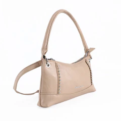 Cartera Oreiro Love color caqui de material PU con manija y tira desmontable, detalles de tachas plateadas y cierre superior