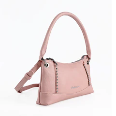 Cartera Oreiro Love color nude de material PU con manija y tira regulable desmontables, decorada con tachas plateadas