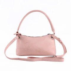 Cartera Oreiro Love color nude en material PU con diseño rectangular y dos tiras, una corta y otra larga regulable
