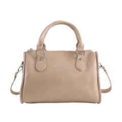 Cartera Oreiro Love color caqui en material PU con detalles metálicos y asas dobles