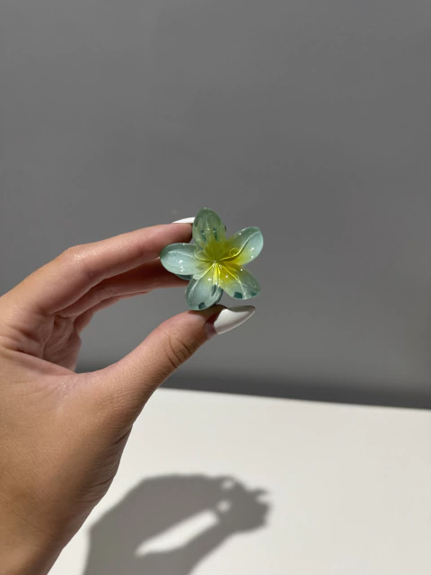 Broche mini- flor hawaiana celeste - comprar online