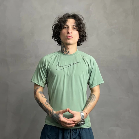 Camiseta Dry Fit NK Swoosh Contorno no Peito