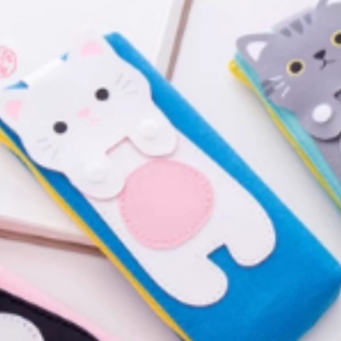 Lapicera con un gatito tierno al lado, ideal para guardar lápices y otros útiles. Material resistente, perfecta para niños o como accesorio en la oficina.