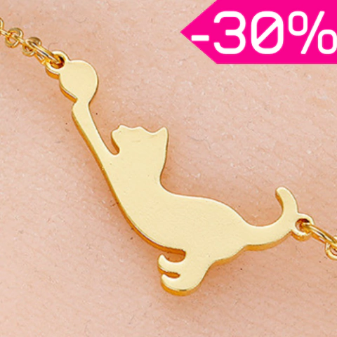Pulsera delgada con gatito estirándose para alcanzar su bolita de estambre. Dorada. Con descuento.