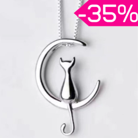 Collar con michi sobre media luna, diseño delicado y minimalista. Fondo liso. Con descuento.