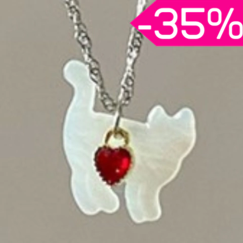 Collar con dije de gato de resina y corazón rojo. Fondo liso. Con descuento.