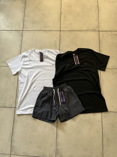 ¡OFERTA! 2X1 REMERA TOMMY + SHORT DE BAÑO Y PERFUME IMPORTADO DE REGALO - comprar online