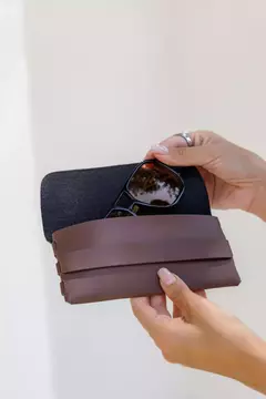 PORTA ÓCULOS | Courino Luxo - Marrom - comprar online