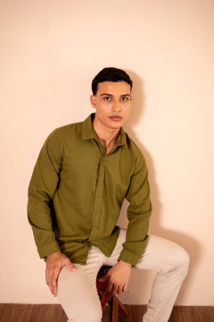 Camisa de Linho Verde Oliva Manga Longa - comprar online