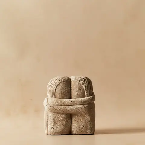 Escultura decorativa abrazo L