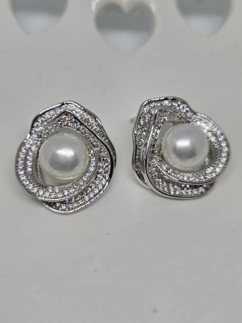 Brinco flor cravejada com pérola